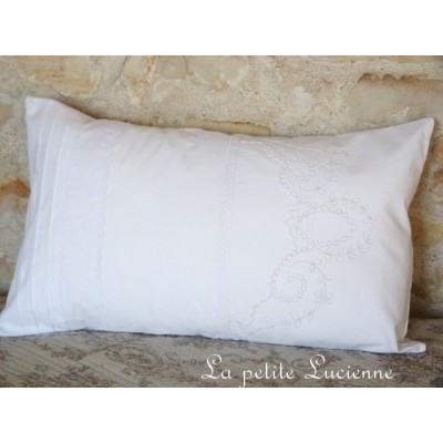 Housse de coussin en linge ancien et broderies anciennes