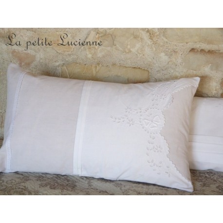 Housse de coussin grise et broderies linge ancien