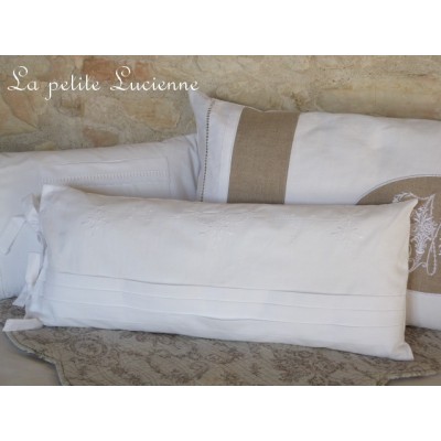 Coussin en linge ancien brodé et plis religieux