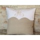 Housse de coussin festonnée en lin et monogramme brodé