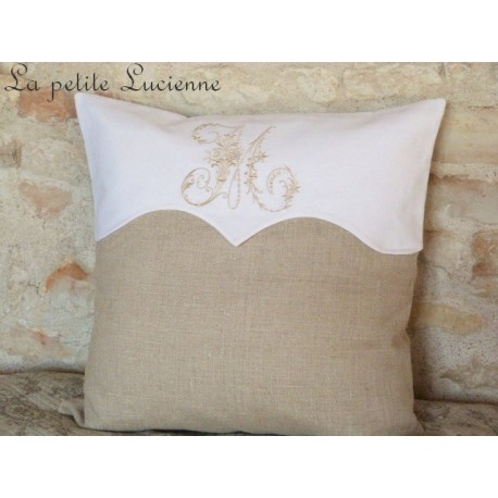 Housse de coussin festonnée en lin et monogramme brodé