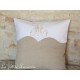 Housse de coussin festonnée en lin et monogramme brodé