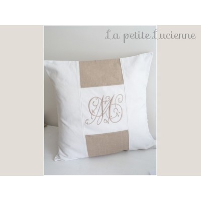 Housse de coussin en lin et linge ancien brodé monogramme