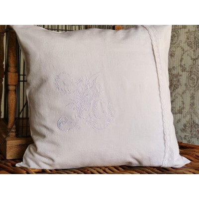 coussin monogramme et dentelle ancienne 