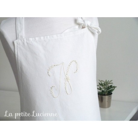 Tablier en linge ancien et monogramme brodé