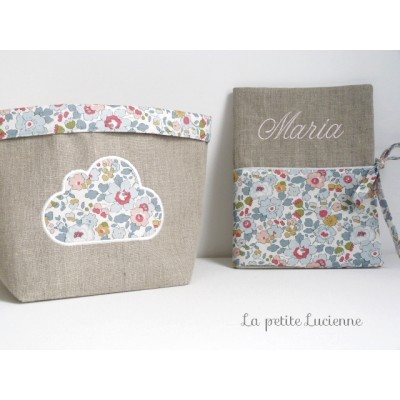 Protège carnet de santé brodé en Liberty Betsy Porcelaine