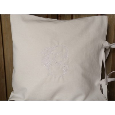 MARGAUX: housse de coussin brodée de monogramme